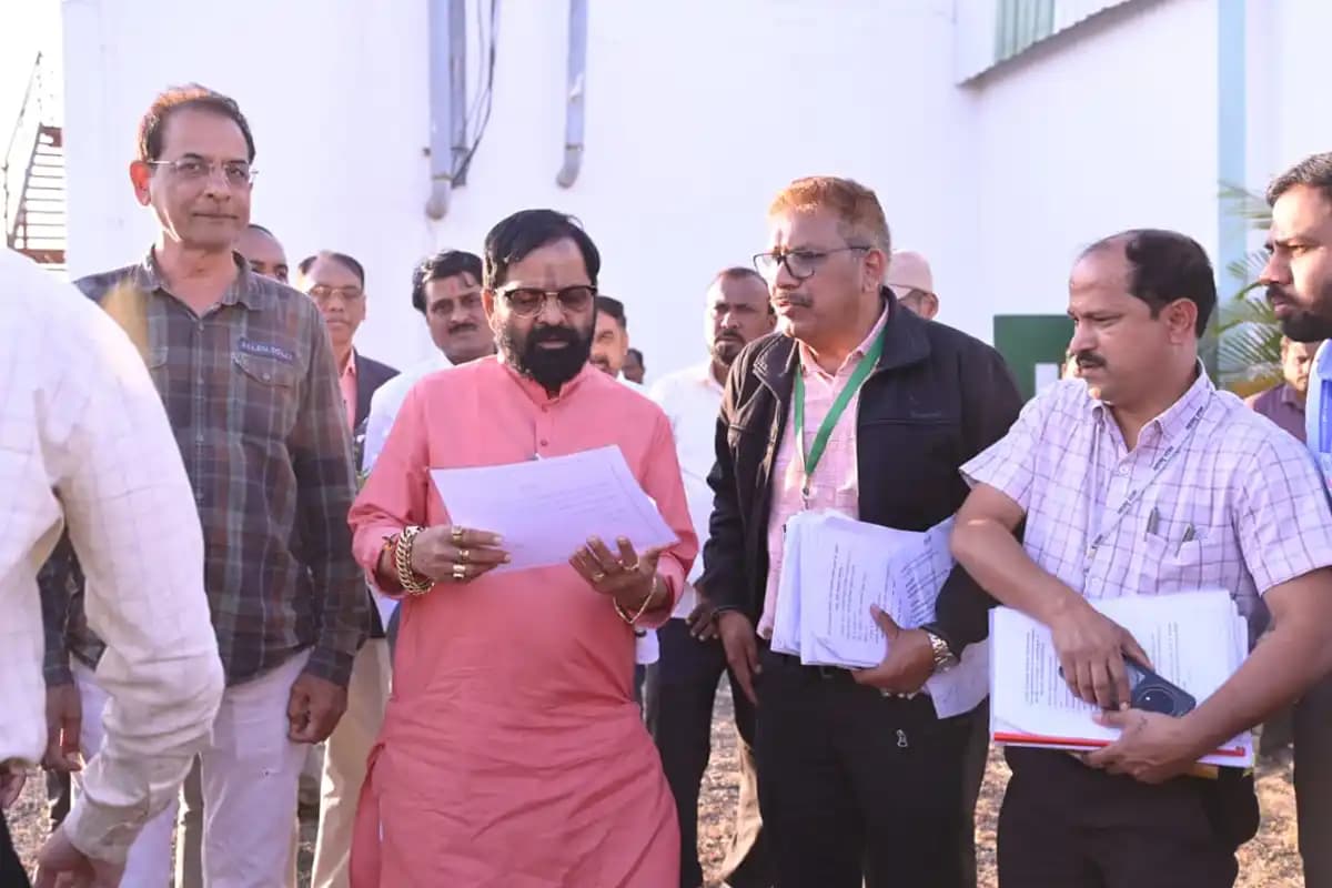 फल खेती को बढ़ावा: मंत्री गोगावले ने काटोल और कलमेश्वर के किसानों के बागानों का किया निरीक्षण