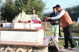 CM Fadnavis RSS Visit: मुख्यमंत्री देवेंद्र फडणवीस और एकनाथ शिंदे ने रेशीमबाग स्मृति मंदिर में किया दर्शन