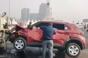 Maa Flyover Accident: मा फ्लाईओवर पर तेज रफ्तार कार की टक्कर से बाइक सवार गंभीर घायल