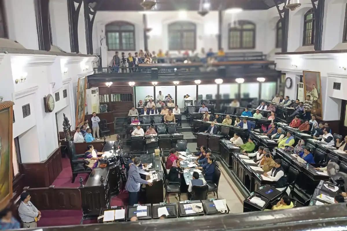 कोलकाता नगर निगम की बैठक में भाषायी विवाद को लेकर टीएमसी और भाजपा पार्षदों में जमकर हुई तीखी बहस