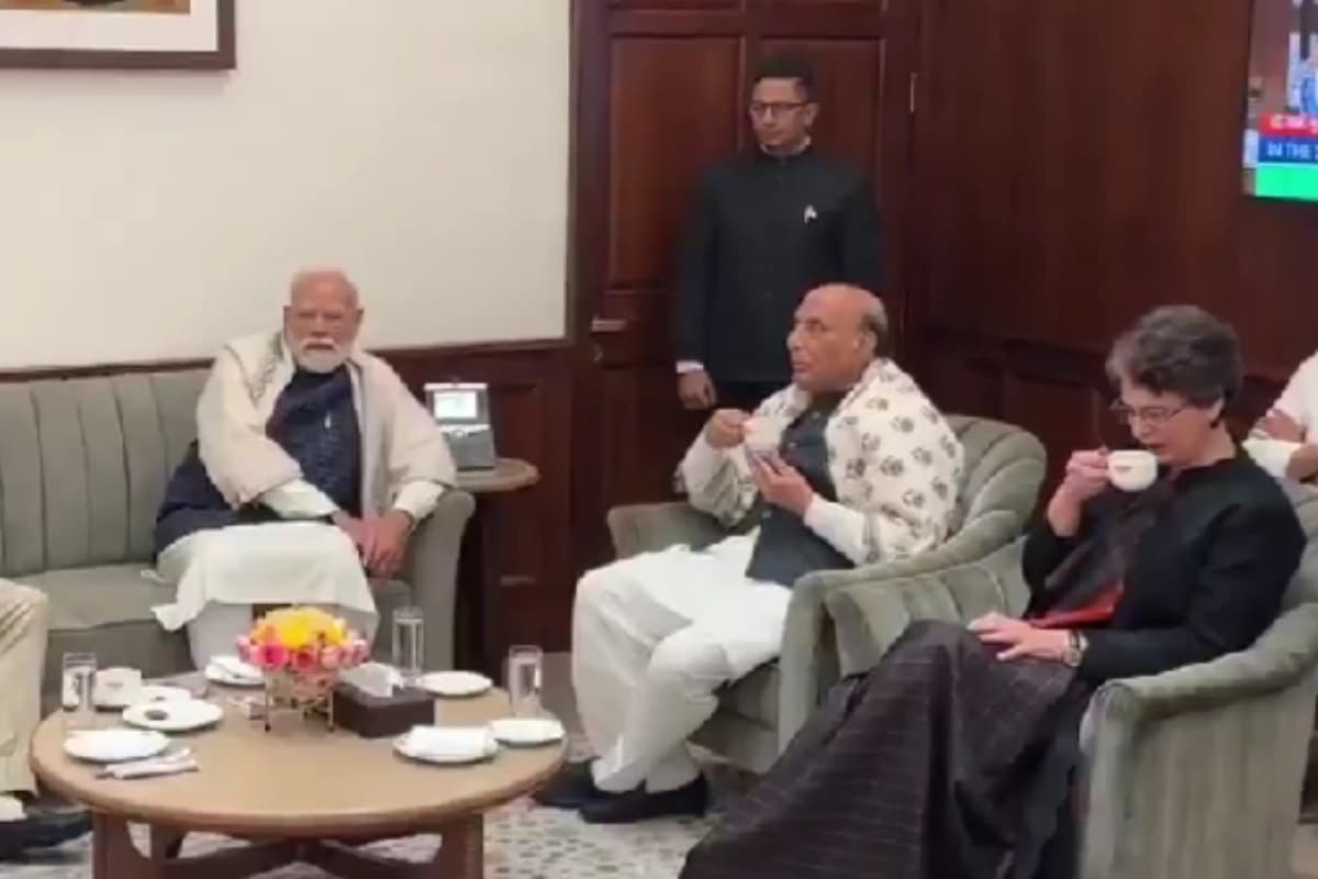 एक फ्रेम में पीएम मोदी और प्रियंका गांधी, चाय की चुस्की लेते नजर आये पक्ष-विपक्ष