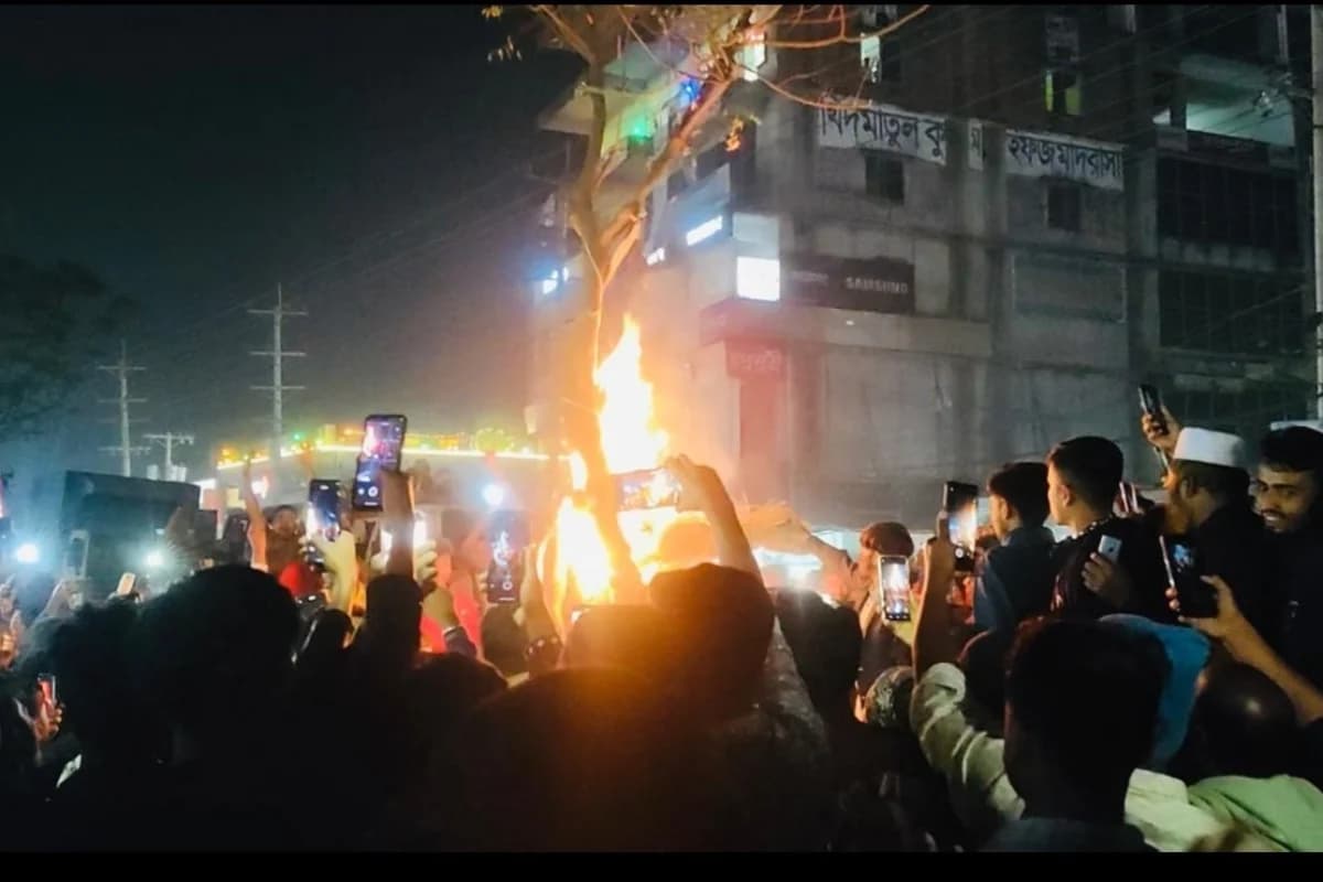 बांग्लादेश में फिर खून-खराबा, हिंदू युवक की पीट-पीटकर हत्या, शव पेड़ से बांधा और लगा दी आग