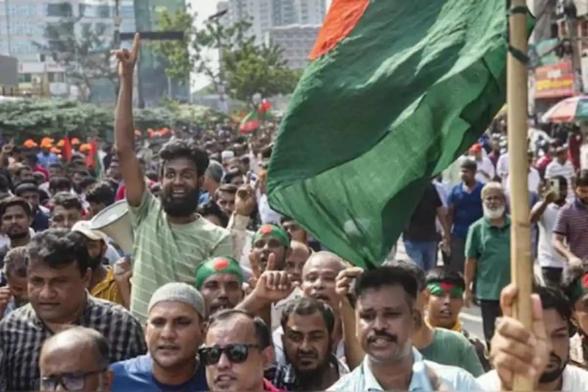 Bangladesh Crisis: यूनुस सरकार को अपनों का ही अल्टीमेटम, कातिलों को पकड़ो वरना गिरेगी सरकार!
