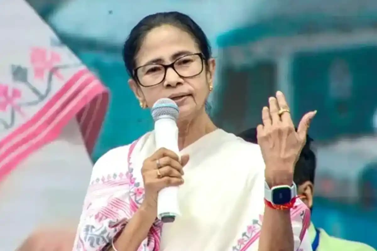 मतदाता सूची विवाद: पश्चिम बंगाल में ममता बनर्जी की धरना की धमकी के बीच चुनाव आयोग ने केंद्रीय पर्यवेक्षकों को लगाया