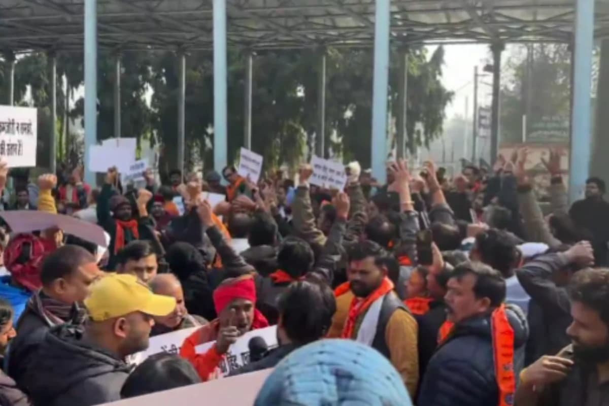 दीपू चंद्र दास की हत्या से भड़का आक्रोश, दिल्ली में बांग्लादेशी हाई कमीशन के बाहर प्रदर्शन