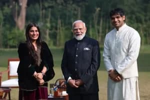 PM Modi Meets Neeraj Chopra: प्रधानमंत्री ने ओलंपिक चैंपियन और उनकी पत्नी से की खास मुलाकात