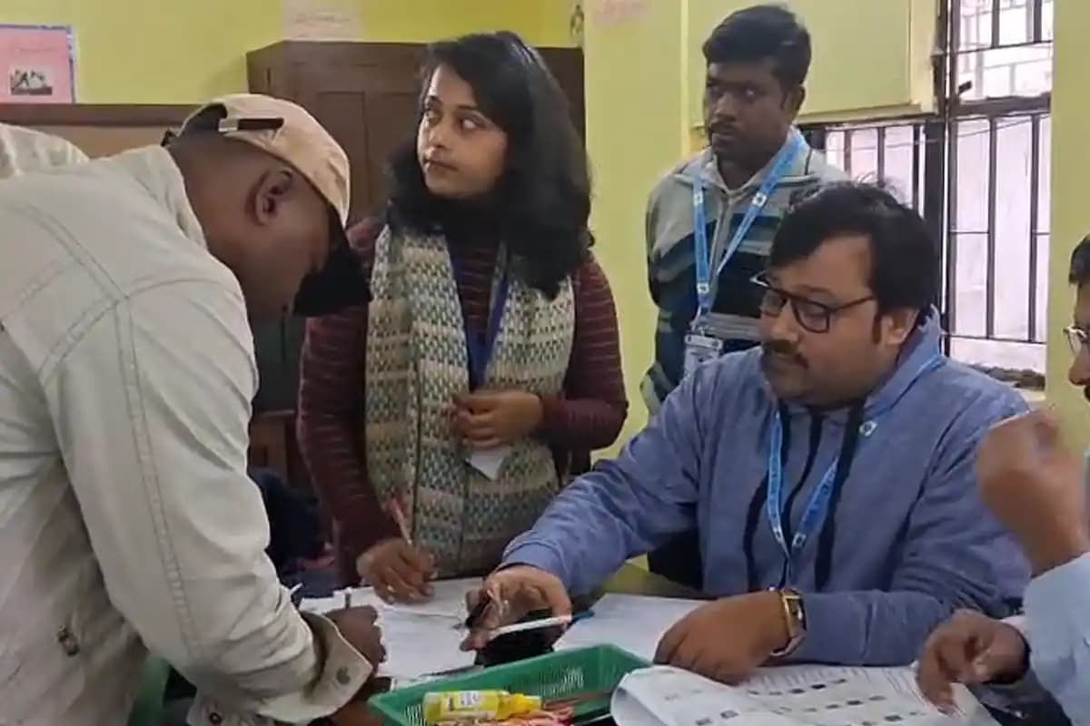 कोलकाता दक्षिण जिले के देशबंधु कॉलेज में चुनाव अधिकारियों की मौजूदगी में एसआईआर सुनवाई प्रक्रिया जारी