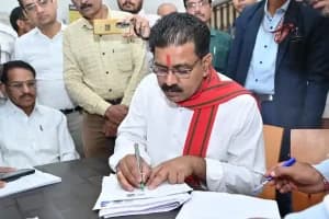 SIR Hearing Bongaon: 85 साल के बुजुर्ग को सांस की तकलीफ में भी आना पड़ा, 20 किमी दूर से बुलाए गए लोग, परिवारों ने जताई नाराजगी