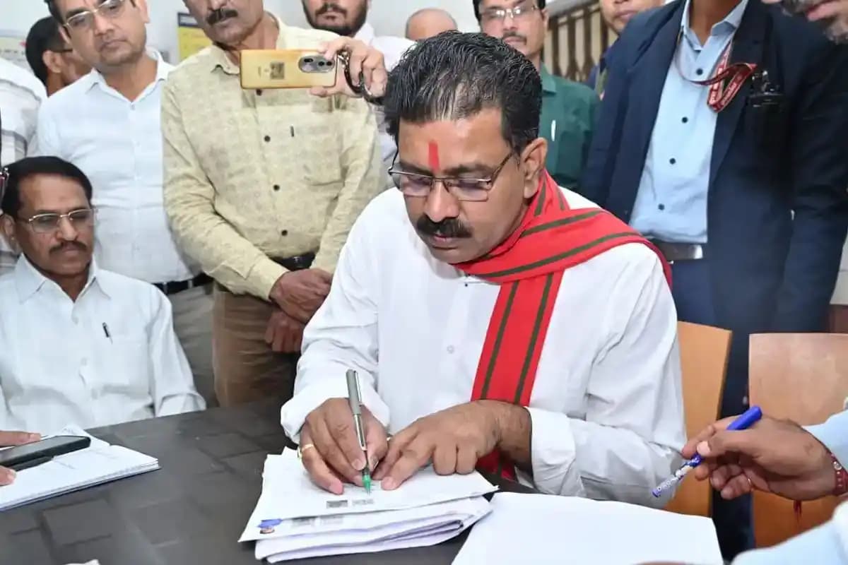 Bengal SIR: एसआईआर की सुनवाई में 20-25 किलोमीटर दूर से बुजुर्गों को बुलाया गया, सांस की तकलीफ और कमर दर्द में भी पहुंचे लोग