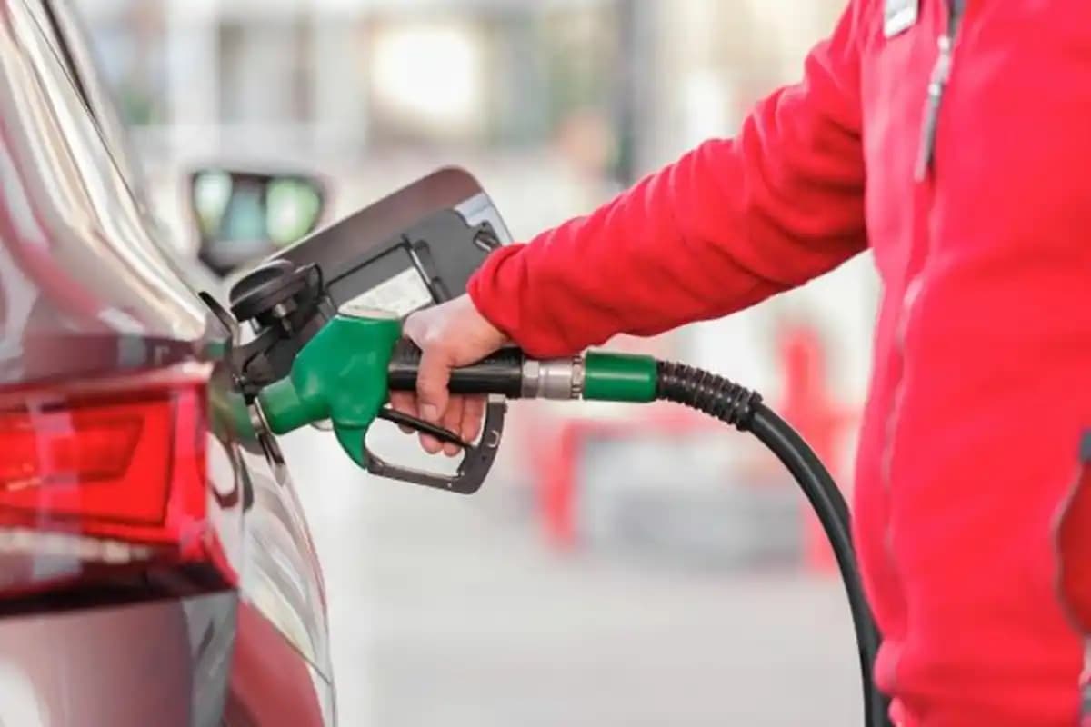 Petrol-Diesel Price Today: कच्चे तेल की कीमत में गिरावट, जारी हुए पेट्रोल-डीजल के नए रेट, देखिए अपने शहर का हाल