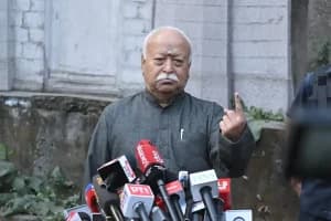 Mohan Bhagwat Votes in Nagpur: नागपुर नगर निगम चुनाव में आरएसएस प्रमुख का मतदान और नोटा पर महत्वपूर्ण बयान