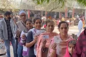 Women Voters Show Slipper to Female Candidate: प्रभाग 33 में बढ़ा राजनीतिक तनाव और विरोध