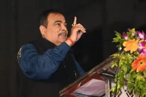 Nitin Gadkari Meets Booth Workers: केंद्रीय मंत्री ने कर्मचारियों के साथ साझा किया समय