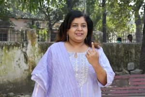 Nagpur Voting: नागपुर में मतदान कर बिंद्री मैडम ने दिया लोकतंत्र का संदेश