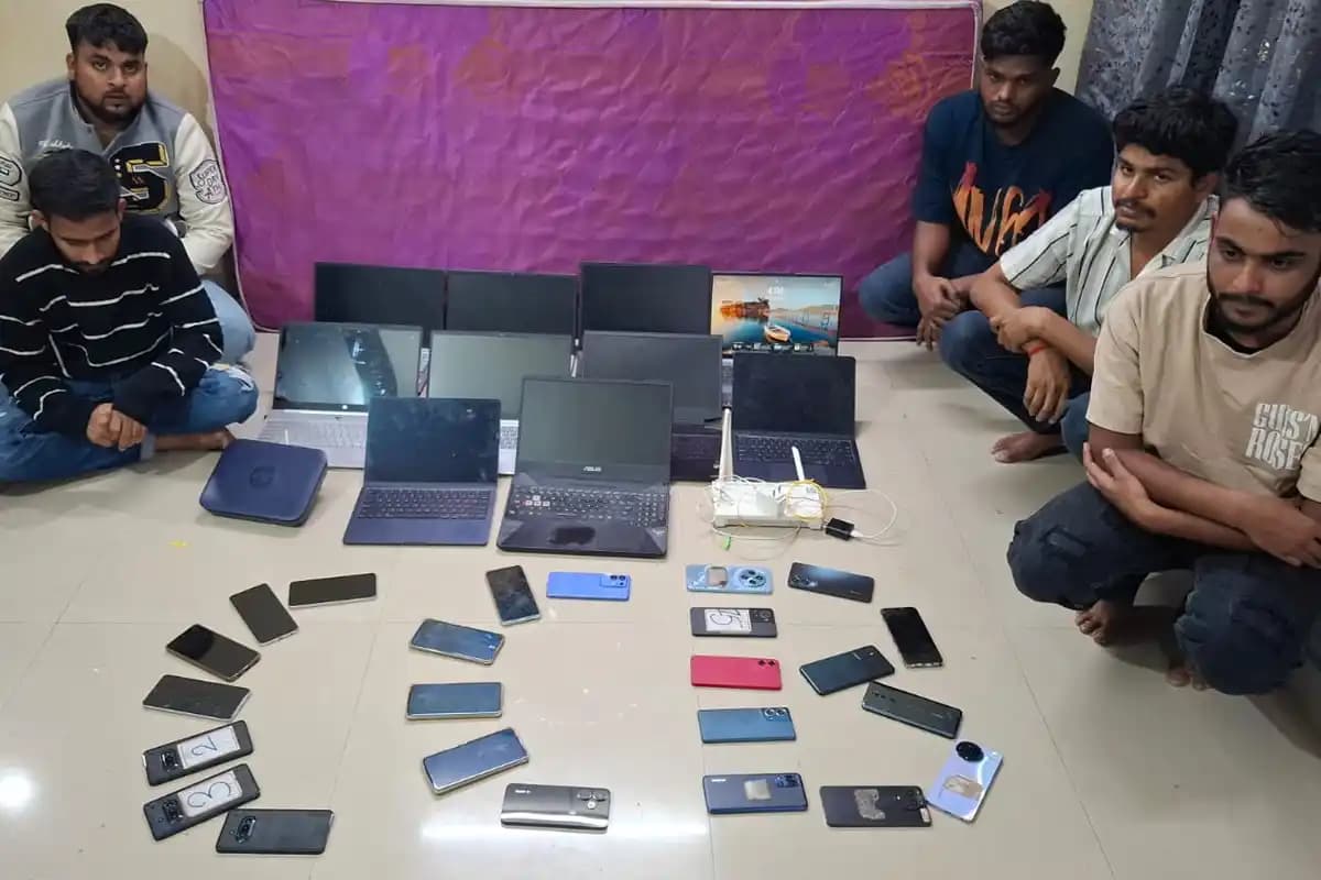 कोलकाता साइबर पुलिस ने पकड़े 5 ठग, मोबाइल ऐप से लोगों के खाते कर रहे थे खाली