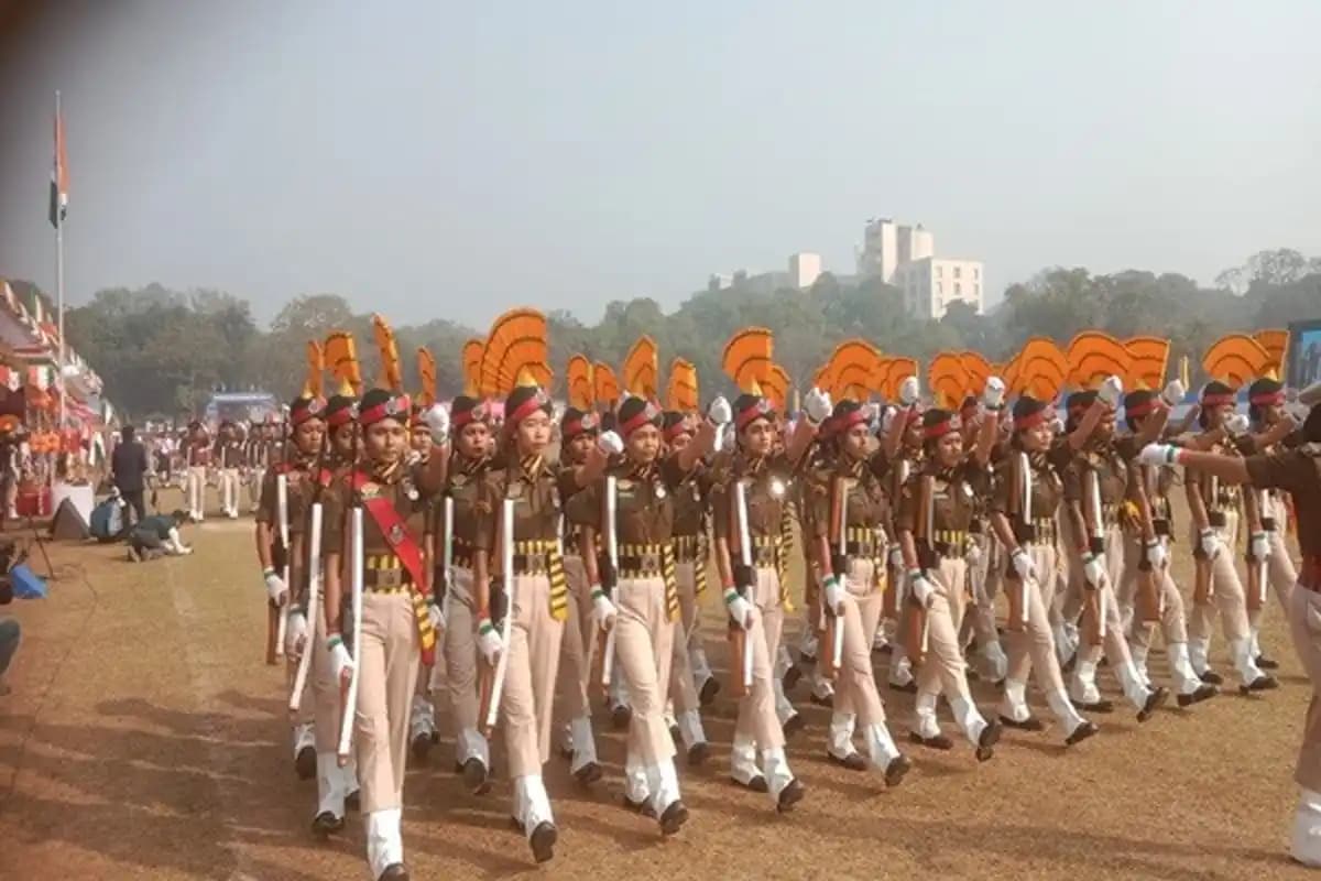 देशभर में 77वें गणतंत्र दिवस की धूम, राज्यपालों और मुख्यमंत्रियों ने फहराया तिरंगा
