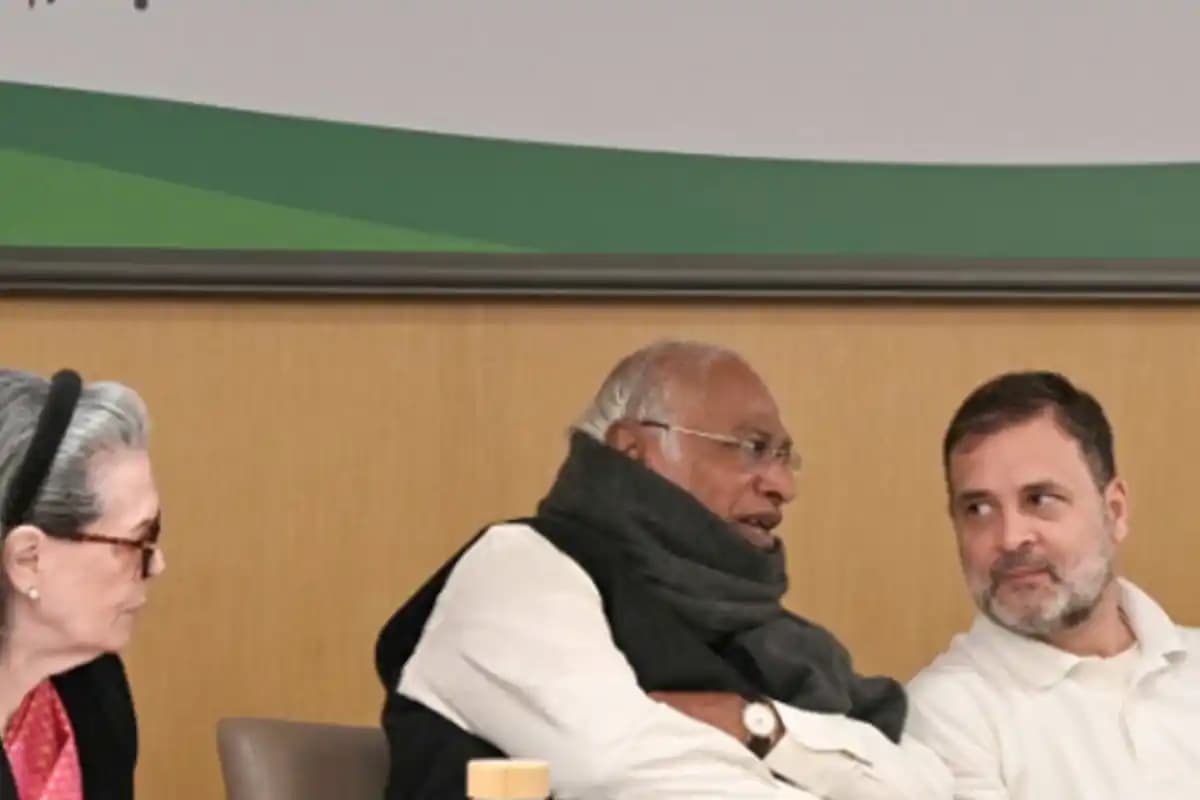 मनरेगा बचाओ आंदोलन: कांग्रेस का कोलकाता में विरोध प्रदर्शन, केंद्र सरकार पर गांधी का नाम मिटाने का आरोप