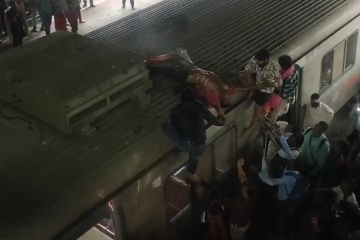 कोलकाता के बालीगंज स्टेशन पर भयानक हादसा: ट्रेन की छत पर चढ़ने से युवक की मौत