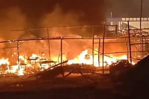 Lakshmikantapur Bijoyganj Market Fire: लक्ष्मीकांतपुर विजयगंज बाजार में भीषण आग से कई दुकानें जलकर राख