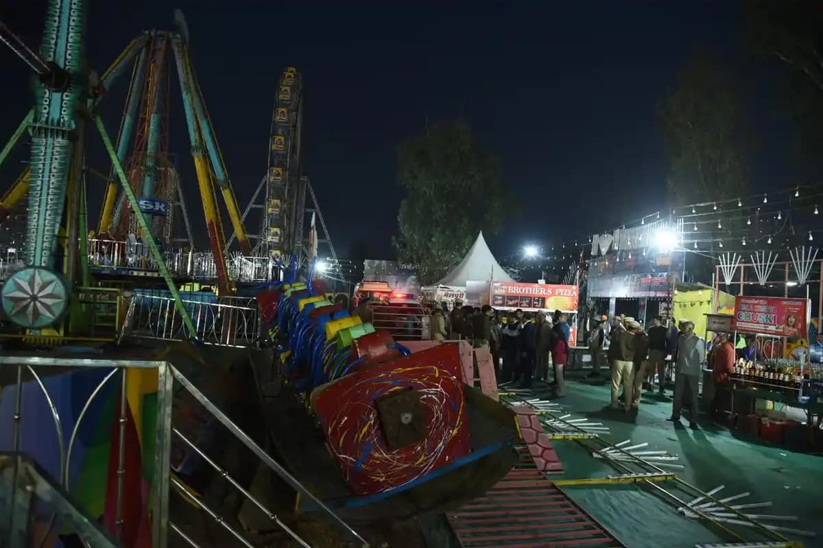 Surajkund Mela Accident: फरीदाबाद सूरजकुंड मेले में झूला टूटने से भारी हादसा, एक पुलिस इंस्पेक्टर की मौत, 13 लोग घायल