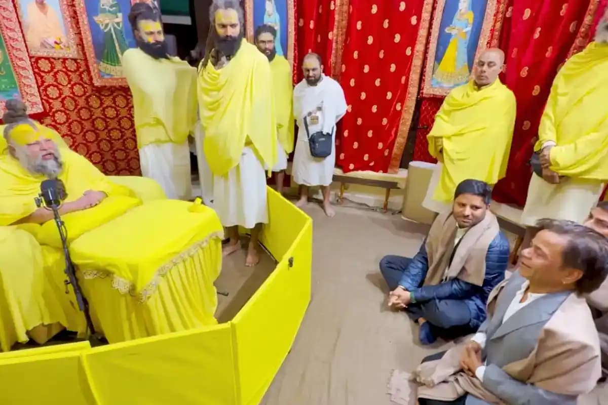 राजपाल यादव और प्रेमानंद महाराज की मुलाकात का पुराना वीडियो वायरल, क्या महाराज को पहले ही हो गया था मुसीबतों का आभास
