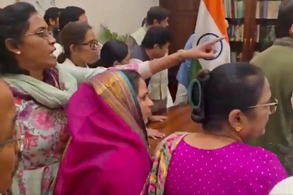 Video: संसद में हंगामा, कांग्रेस सांसदों और लोकसभा अध्यक्ष के बीच तनाव पर सियासी घमासान