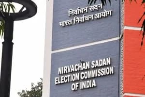 EC Suspends 7 AEROs Over Irregularities in SIR Process: पश्चिम बंगाल में चुनाव आयोग की सख्त कार्रवाई, सात अधिकारी निलंबित
