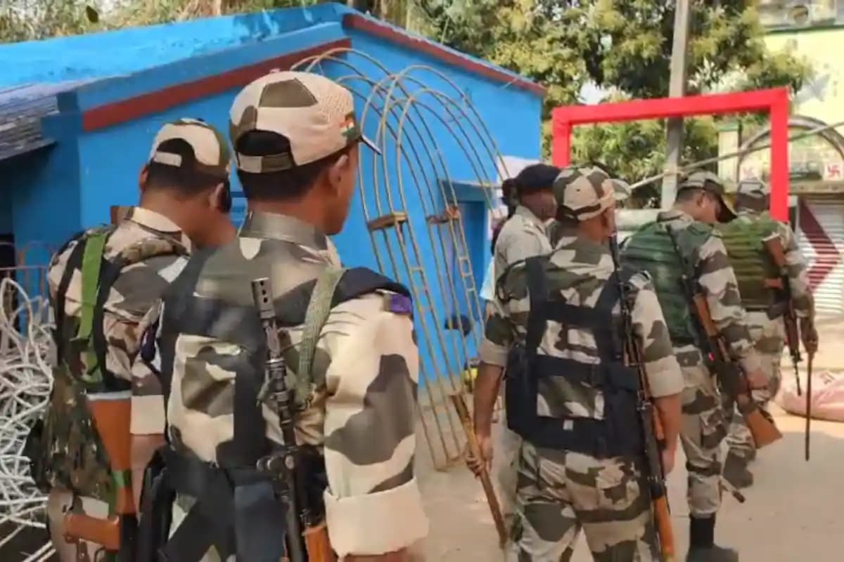 Durgapur News: विधानसभा चुनाव से पहले कांकसा में केंद्रीय बल का रूट मार्च, बूथों का निरीक्षण, मतदाताओं से की बातचीत