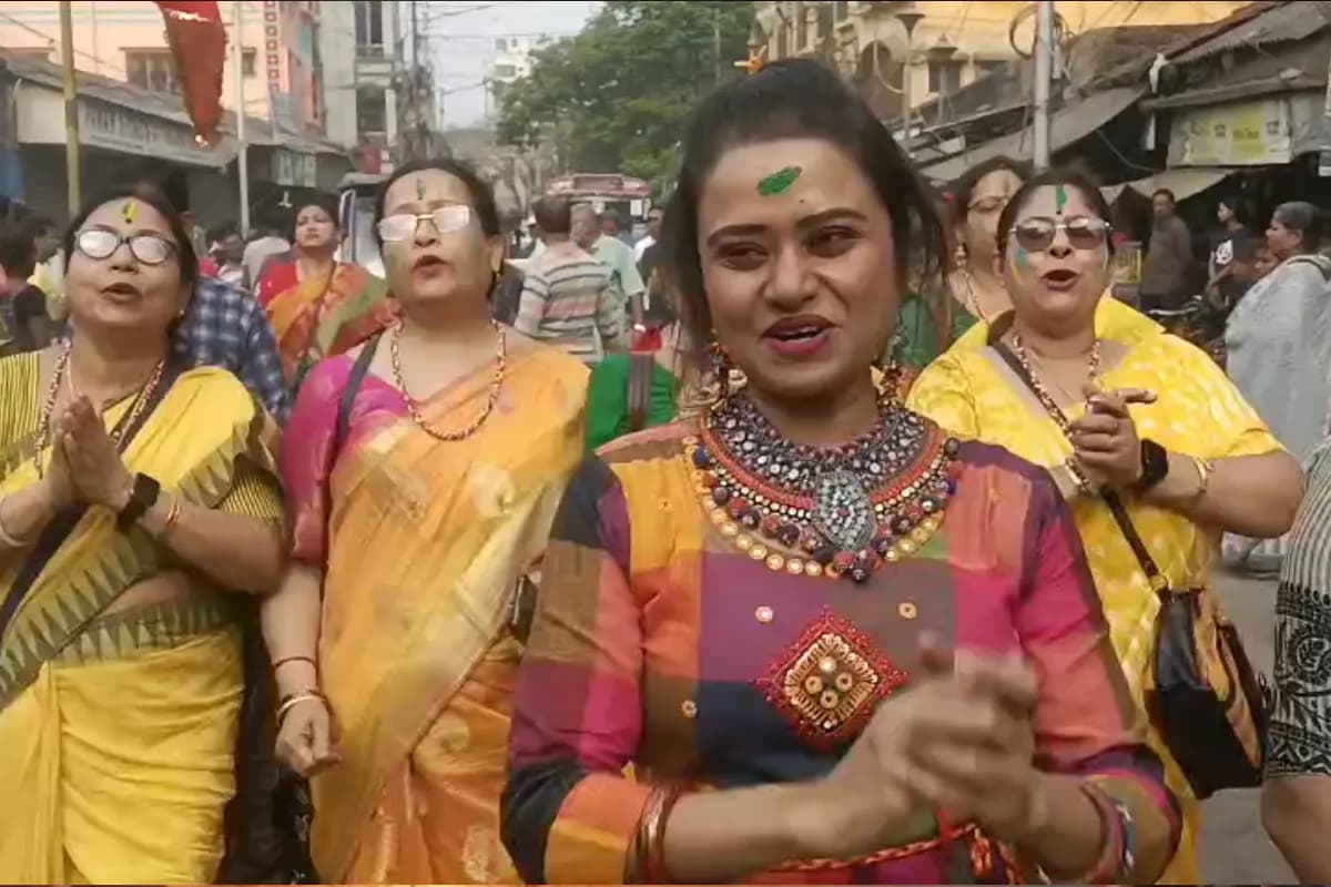 Videos: होली से पहले हावड़ा वार्ड 3 में बसंत उत्सव की धूम, प्रभात फेरी में 8 से 80 साल तक सब शामिल | Howrah News
