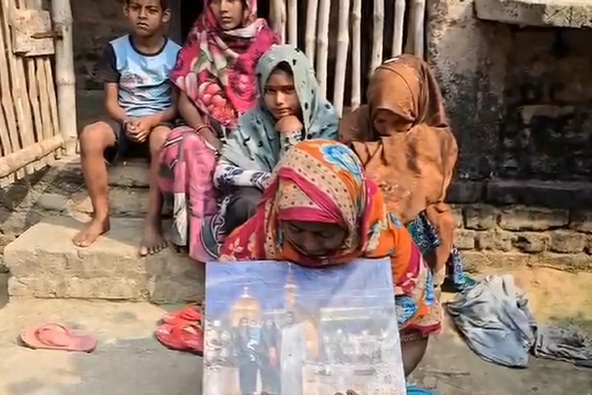 West Bengal Basirhat family stuck in Iran amid Middle East conflict: ईरान में फंसे बशीरहाट के 5 परिवारजन, इंटरनेट बंद होने से टूटा संपर्क – बूढ़ी माँ की आँखें लगी हैं राह पर | Photos