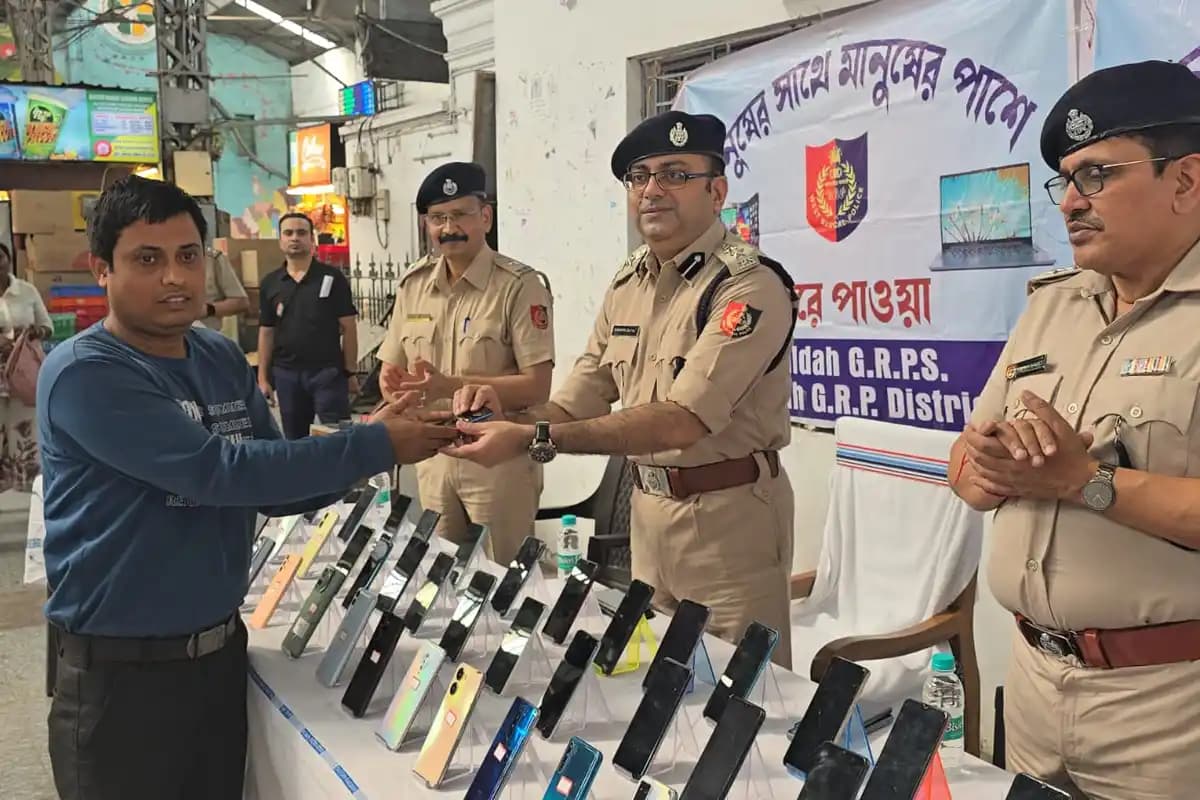 Kolkata: शियालदह रेलवे स्टेशन पर एक महीने में 127 खोए मोबाइल फोन यात्रियों को लौटाए गए | Photos