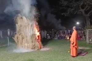 Belur Math Holika Dahan Howrah: बेलूर मठ में होलिका दाहन, गंगा तट पर भक्ति गीत के साथ मनाया गया उत्सव