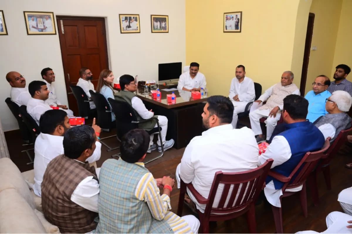 सियासत में उतरे नीतीश कुमार के बेटे निशांत, विधायकों संग की बैठक