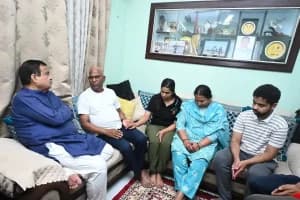 Nitin Gadkari meets Durugkar family in Nagpur Maharashtra: नितिन गडकरी ने रविंद्र दुरुगकर के घर जाकर परिवार को दिलाया सहारा