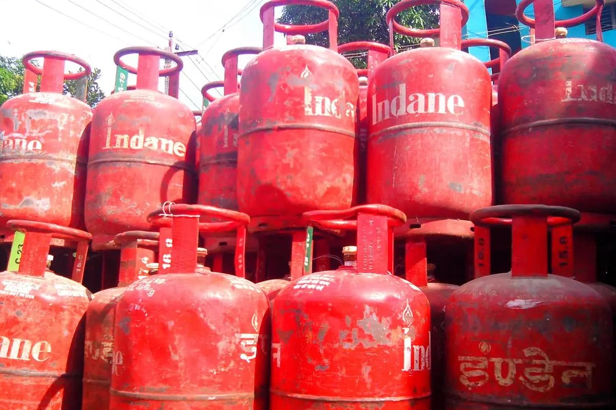 LPG Price Hike: आम लोगों को महंगाई का नया झटका! घरेलू गैस सिलिंडर हुआ महंगा; जानें अपने शहर का नया रेट