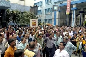 Kolkata government employees strike: कोलकाता: 13 मार्च को संग्रामी युक्त मंच की हड़ताल में खाद्य भवन के बाहर आंदोलनकारियों ने कर्मचारियों को गुलाब देकर समर्थन मांगा।