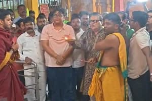 Madan Mitra Kamarhati election campaign: तृणमूल प्रत्याशी मदन मित्र ने कामारहाटी के जगन्नाथ मंदिर में पूजा कर चुनाव प्रचार शुरू किया। सीपीआईएम प्रत्याशी मानस मुखर्जी ने दी वोट लूट पर कड़ी चेतावनी।