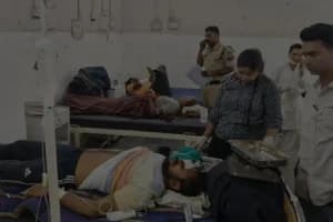 Harda car accident Nagpur pilgrims: हरदा-बैतूल सीमा पर कार पलटने से नागपुर के एक श्रद्धालु की मौत, दो गंभीर। चारों बगलामुखी मंदिर दर्शन कर लौट रहे थे।
