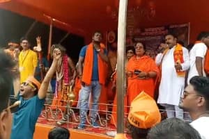 Ram Navami Shobha Yatra Sankrail Jalpaiguri: जलपाईगुड़ी के साँकराइल में राम नवमी शोभायात्रा निकली, राजगंज से मानिकपुर मंदिर तक शस्त्र लेकर चले श्रद्धालु, पुलिस तैनात।