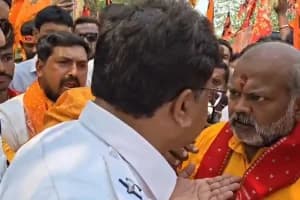 Ram Navami procession West Bengal: पश्चिम बंगाल के न्यू टाउन में राम नवमी शोभायात्रा के दौरान पूजा हेतु ले जाए जा रहे शस्त्र पर पुलिस ने आपत्ति जताई, समझाइश के बाद यात्रा शांतिपूर्ण रही।