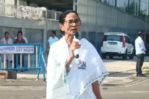 Video: ममता बनर्जी का केंद्र पर हमला, “पहले दाम घटाओ, हल्दिया गैस बाहर नहीं जाने दूंगी, बुकेपाटा हो तो लिस्ट निकालो”