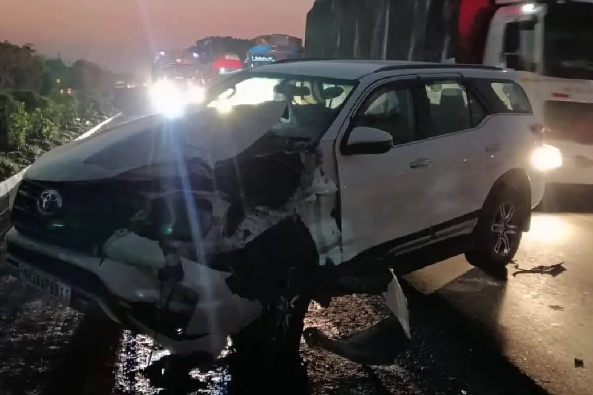 भंडारा से नागपुर मार्ग पर सांसद डॉ. पडोळे की गाड़ी को ट्रक ने मारी टक्कर, बाल-बाल बचे, हल्दीराम चौक पर तीसरा हादसा