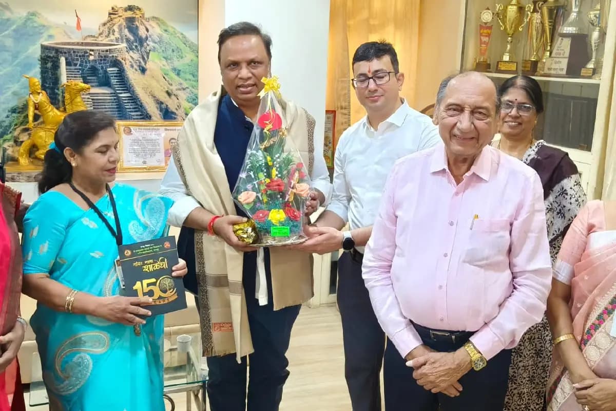 नागपुर के 156 वर्ष पुराने धनवटे विद्यालय में सांस्कृतिक मंत्री आशिष शेलार की सदिच्छा भेंट