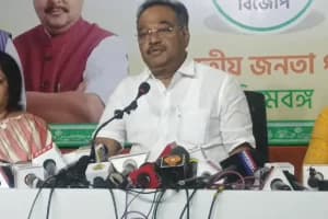 West Bengal BJP TMC corruption allegations: BJP नेता सामिक भट्टाचार्य ने TMC पर केंद्रीय योजनाएं रोकने, विश्वविद्यालयों में भर्ती घोटाले और मतदाताओं को डराने के गंभीर आरोप लगाए।