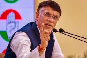 कांग्रेस नेता पवन खेड़ा के घर पहुंची असम पुलिस, सीएम हिमंता बिस्वा सरमा की पत्नी से जुड़ा है मामला