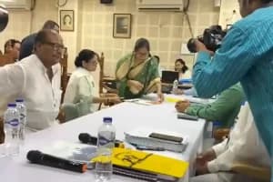 Mamata Banerjee nomination filing Kolkata: ममता बनर्जी ने कोलकाता के अलीपुर सर्वे बिल्डिंग में भवानीपुर सीट से नामांकन दाखिल किया, जो पश्चिम बंगाल की राजनीति में अहम कदम है।