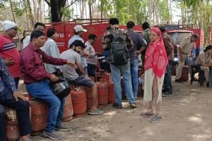 Nagpur LPG cylinder shortage: उत्तर नागपुर में गैस की कमी से हंगामा, लोग सिलेंडर लेकर भागे