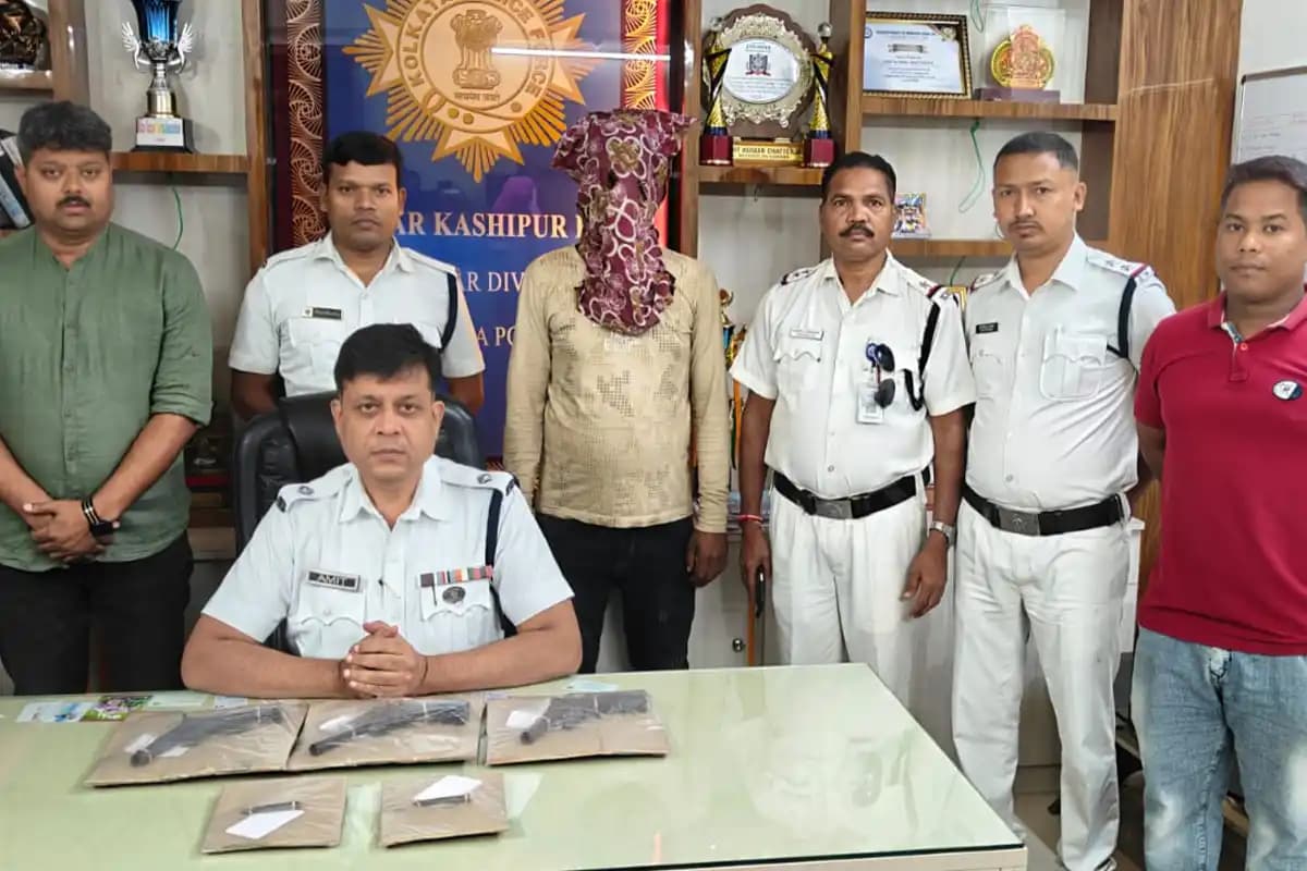 South 24 Parganas Crime: भांगड़ में देर रात पुलिस छापेमारी, अवैध हथियार तस्कर गिरफ्तार, तीन देसी कट्टे और दो जिंदा कारतूस बरामद