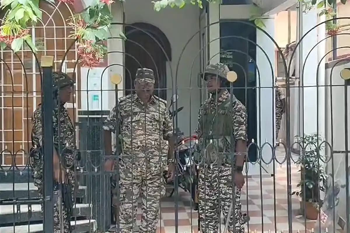 ED raids Partha Chatterjee Naktala residence: नियुक्ति घोटाला जांच में पार्थ चट्टोपाध्याय के घर ईडी की कार्रवाई | Photo