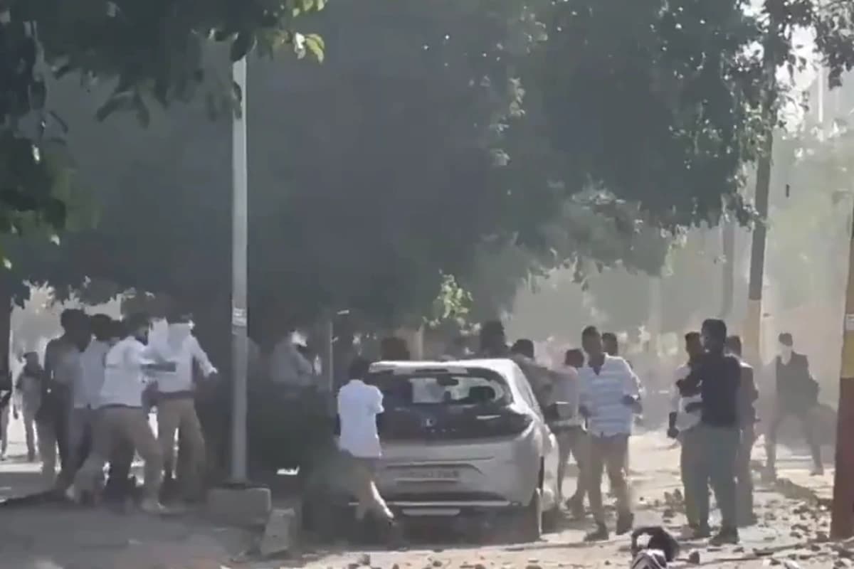 नोएडा में मजदूरों का बेकाबू प्रदर्शन: वेतन की मांग पर हिंसा, आग और पत्थरों से गूंजा शहर